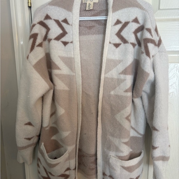 Women’s Jessica Simpson Tan and White Cardigan with Geometric Pattern medium. - Picture 1 of 5